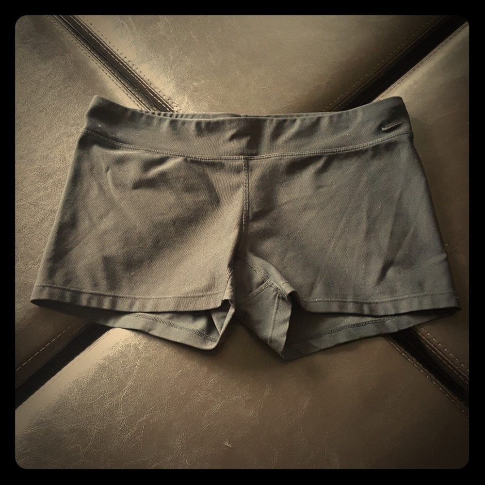 Short black Nike shorts